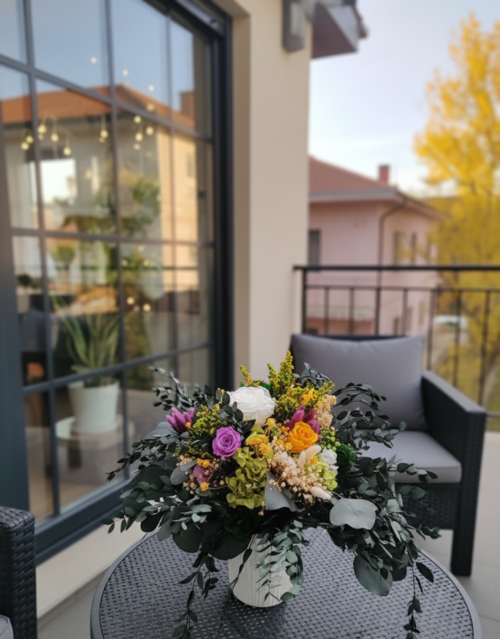 Aranjament Floral Luxuriant Extravaganta Florala cu Trandafiri Criogenati si Eucalipt [2]