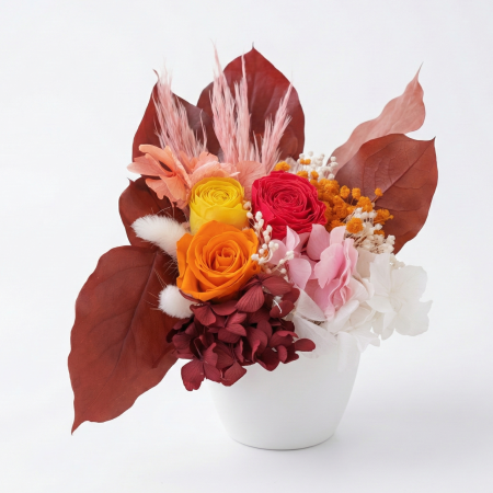 Colecția de Toamnă - APUS INCENDIAR - ARANJAMENT IN VAS CERAMIC ALB CU TRANDAFIRI CRIOGENATI IN VAS CERAMIC ALB