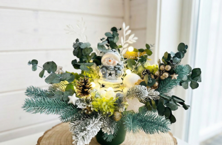 Aranjament Craciun cu Om de Zapada, Eucalipt si Luminite LED [2]