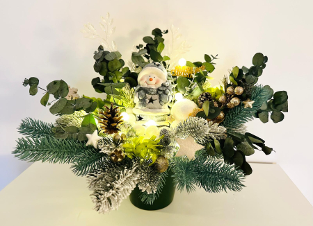 COLECTIA DE CRACIUN - Aranjament Craciun cu Om de Zapada, Eucalipt si Luminite LED