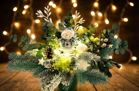 Aranjament Craciun cu Om de Zapada, Eucalipt si Luminite LED [1]