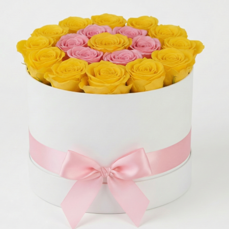 Aranjamente Florale - Cutie Albă Armonie Bicoloră – Trandafiri Criogenați Galbeni și Roz
