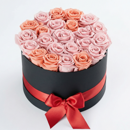 Aranjamente Florale - ELEGANTA IN CONTRAST - CUTIE NEAGRA CU TRANDAFIRI CRIOGENATI ROZ SI SOMON