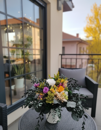 ARANJAMENTE FLORALE - Extravaganta Florala - Aranjament Floral Bogat cu Trandafiri Criogenati