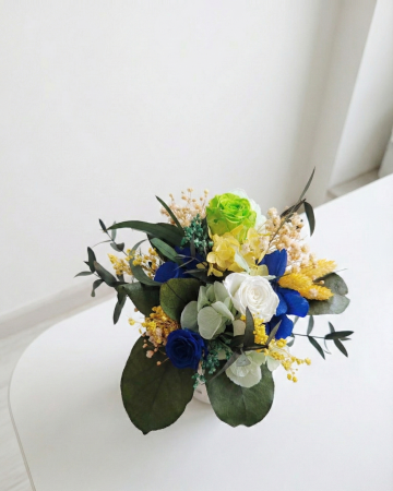 ARANJAMENTE FLORALE - Neon Blue - Aranjament Floral cu Trandafir Criogenat Lime si Albastru