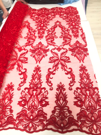 Materiale Textile Premium - Dantelă Brodată - Model Ornamental în Nuanță de Roșu Intens