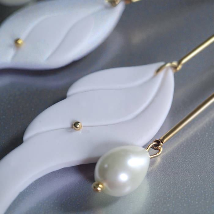 Cercei aripi albe cu perle - tortite aurii [3]