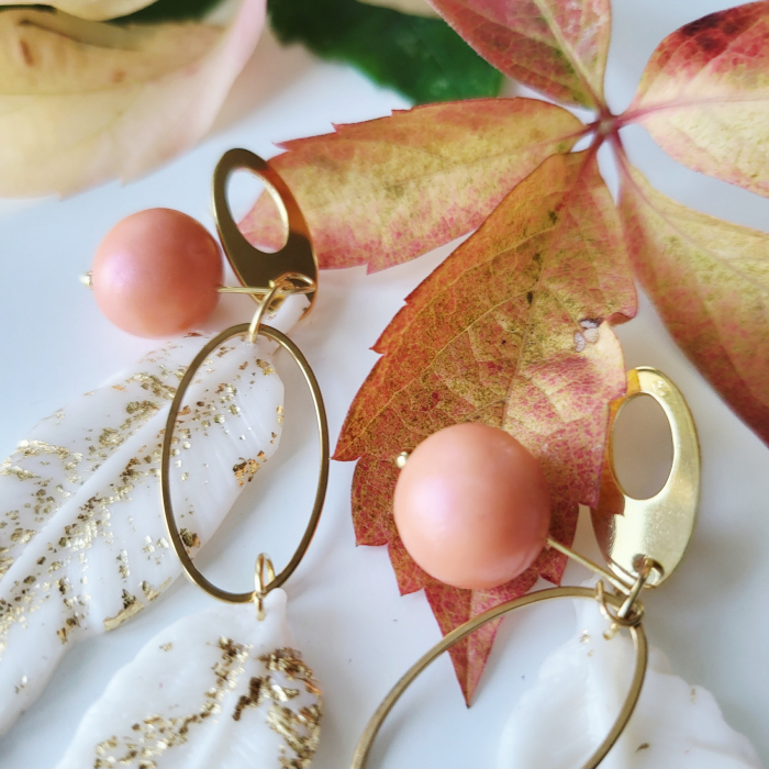 Pene albe cu detalii aurii [2]