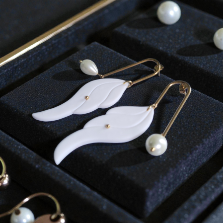 Cercei Aripi - Cercei aripi albe cu perle - tortite aurii