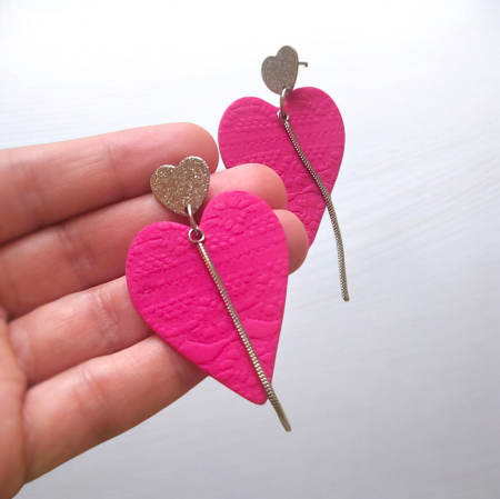 SĂRBĂTORI - Cercei eleganți cu inimi roz și accesoriu argintiu