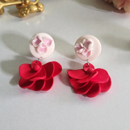 Cercei florali roșii