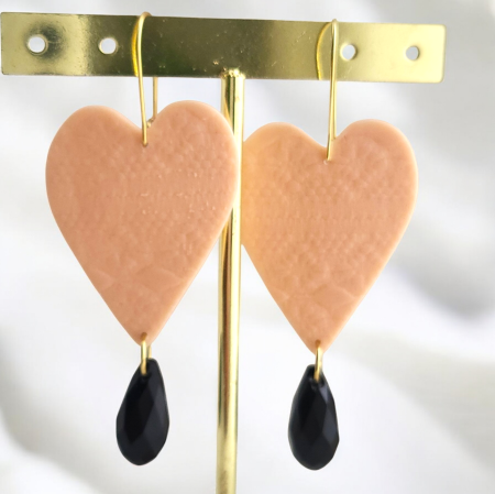 SĂRBĂTORI - Cercei inimi crem cu cristale negre