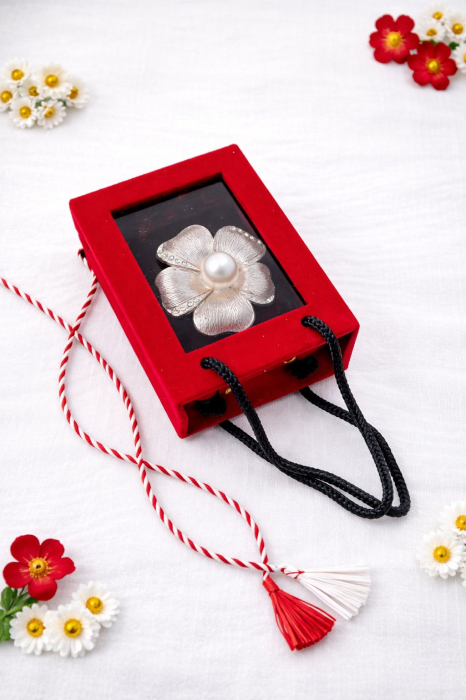 Brosa floare alba cu strasuri si perla, cutie catifea luxury 8.5cm [3]