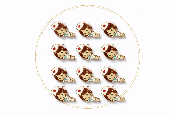 Set 12 brose martisor asistenta norocoasa cu halat alb 15x9cm [2]