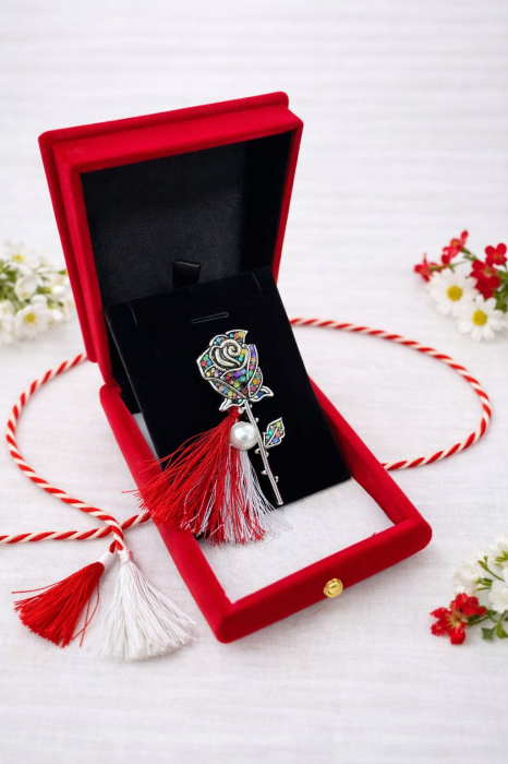 Brosa martisor trandafir argintiu cu strasuri si perla in cutie catifea premium 8.5cm [2]