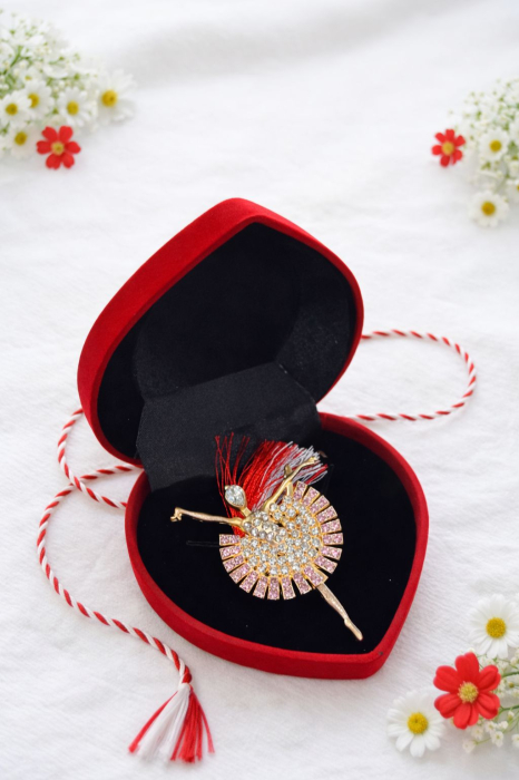Brosa balerina aurie cu strasuri albe si roz, martisor elegant, cutie catifea inima 9x8cm [2]