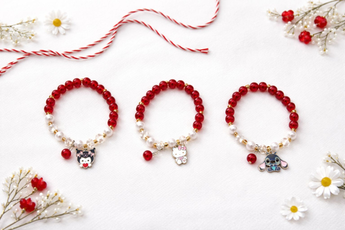 Set 12 bratari martisor elastice cu margele alb rosu si figurine simpatice 23x15 cm [2]