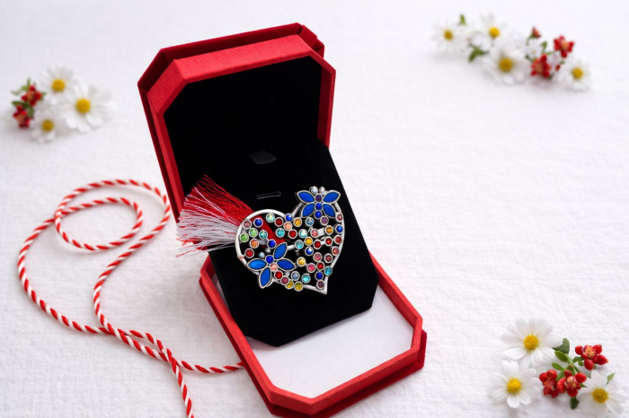 Brosa inimioara argintie cu strasuri in cutie rosie din catifea premium 10cm [2]