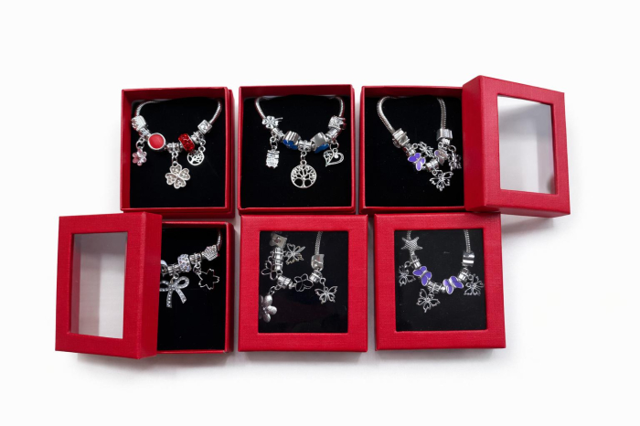 Bratara martisor accesorizata in cutie rosie cu fereastra 8.5x6cm [2]