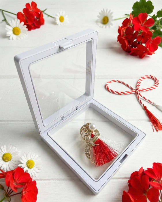 Brosa martisor aurie stilizata cu strasuri si perla in cutie cu expunere 3D, 9cm [2]