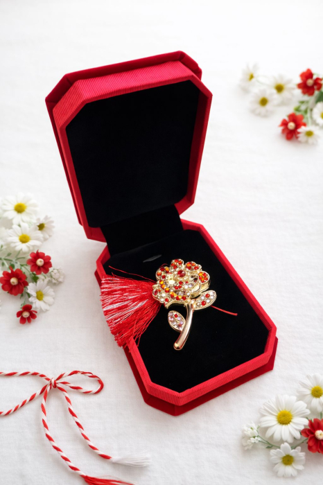 Brosa trandafir auriu cu strasuri, martisor elegant, cutie catifea 10x7.5x3 cm [2]