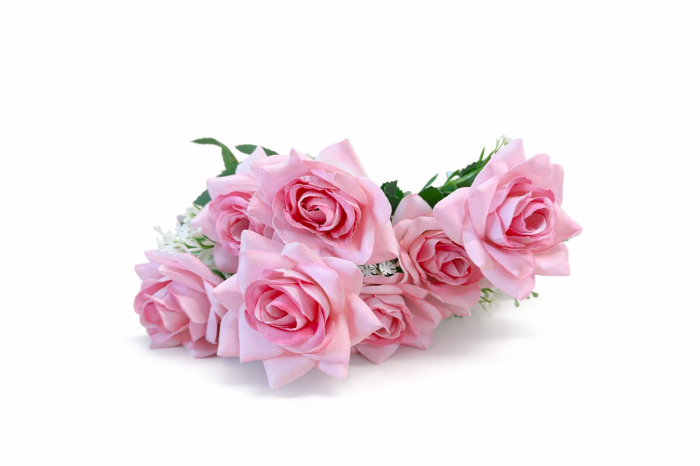 Buchet artificial deosebit cu 7 trandafiri catifelati, flori albe si frunze, roz crem 30cm [2]