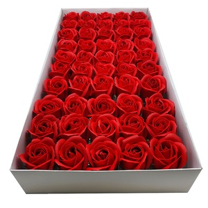 Cutie 50 trandafiri rosii din sapun – flori artificiale parfumate pentru cadouri si decor [2]
