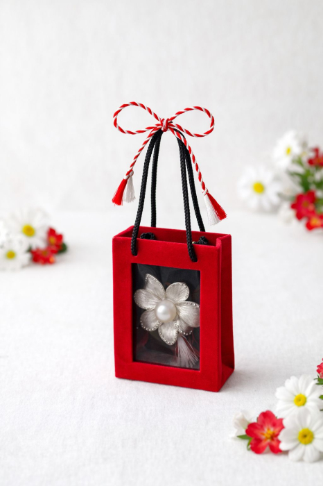 Brosa floare alba cu strasuri si perla, cutie catifea luxury 8.5cm [2]