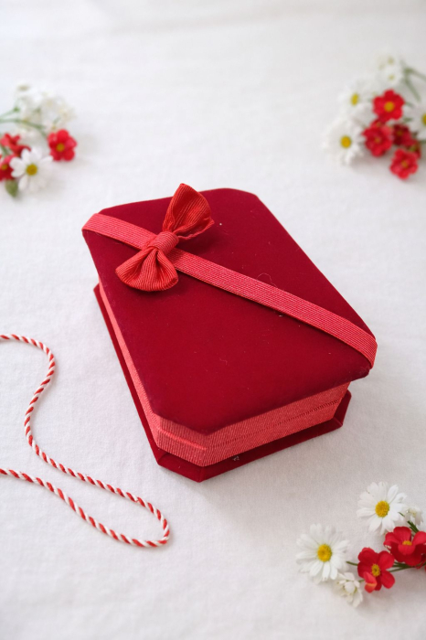 Brosa floare alba cu strasuri si perla, martisor elegant, cutie 10x7.5x3 cm [3]