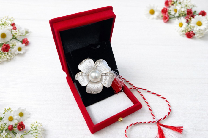 Brosa floare alba cu strasuri si perla, martisor elegant, cutie catiea lux 9cm [2]