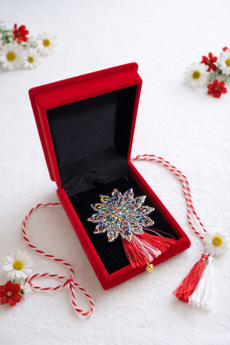 Brosa floare argintie cu strasuri in cutie de catifea rosie luxury, 8.5cm [2]