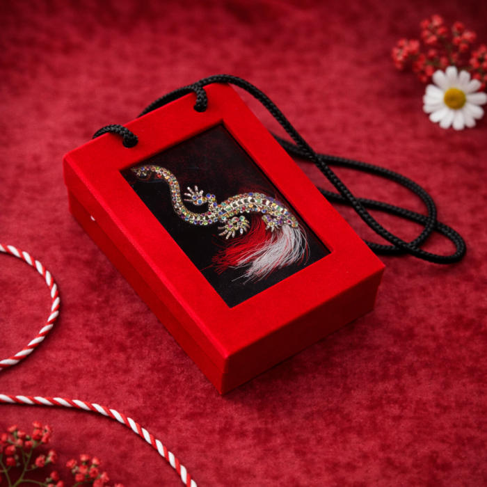 Brosa Soparla Martisor cu Strasuri Multicolore in Cutie Cadou Catifea [3]