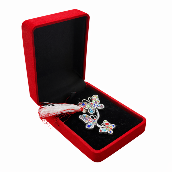 Brosa fluturi cu strasuri multicolore si snur in cutie de catifea [1]