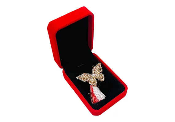 Brosa Fluture de Lux cu Strasuri si Perle, Ciucure Traditional pentru Martisor, in Cutie Catifelata Premium -   [1]