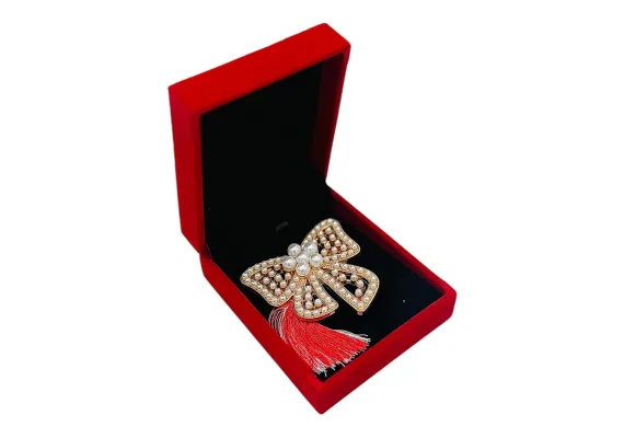 Brosa Fundita de Lux cu Perle si Ciucure Rosu pentru Martisor, in Cutie Catifelata Premium -   [1]