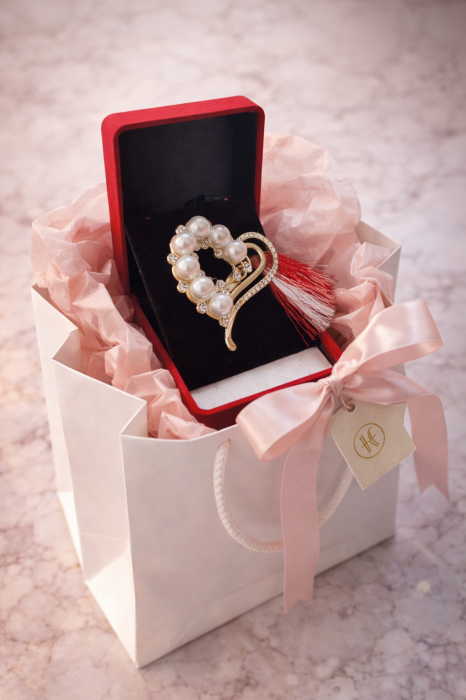 Brosa Inima Perle Martisor cu Detalii Aurii si Strasuri si Perle in Cutie de Catifea [3]