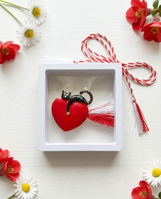 Brosa Martisor 5 cm, Inima cu pisica, in cutie 9x9 cm cu fereastra, cadou 1 Martie [3]