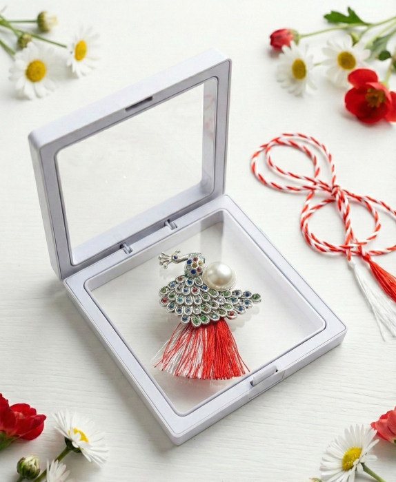 Brosa Martisor 5 cm, Paun cu cristale, in cutie 9x9 cm cu fereastra, cadou 1 Martie [3]