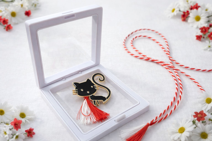 Brosa Martisor 5 cm, Pisica neagra, in cutie 9x9 cm cu fereastra, cadou 1 Martie [3]