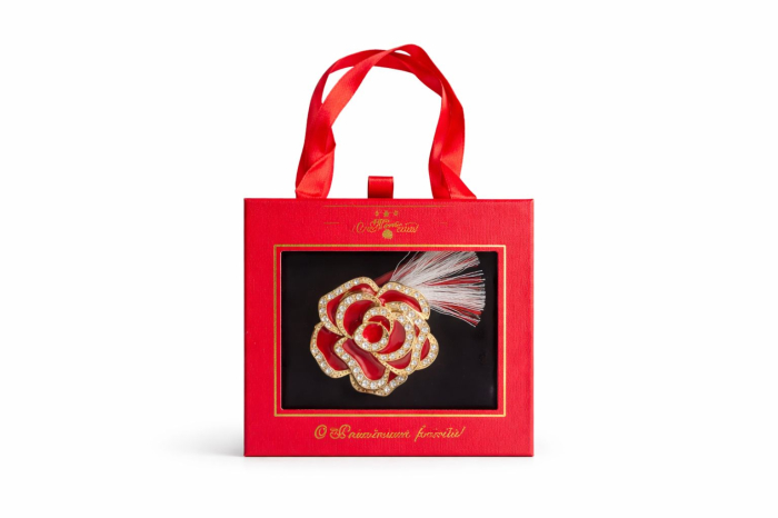 Brosa Martisor 5cm, Trandafir rosu, in cutie gentuta 7x7 cm cu fereastra, cadou 1 Martie [3]