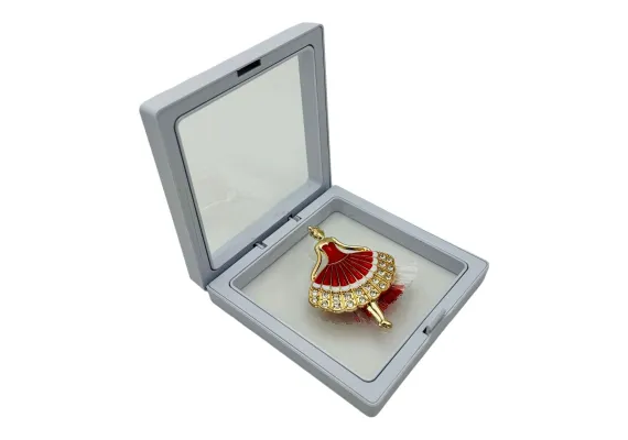 Brosa Martisor, Balerina Rosie in cutie cu expunere 3D (alb/negru), 8.5×8.5×2cm  [1]