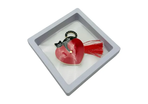 Brosa Martisor, Cat Love in cutie cu expunere 3D (alb/negru), 8.5×8.5×2cm  [1]