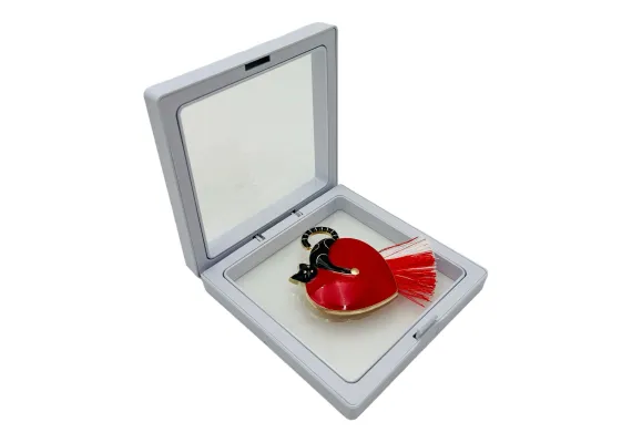 Brosa Martisor, Cat Love in cutie cu expunere 3D (alb/negru), 8.5×8.5×2cm  [1]