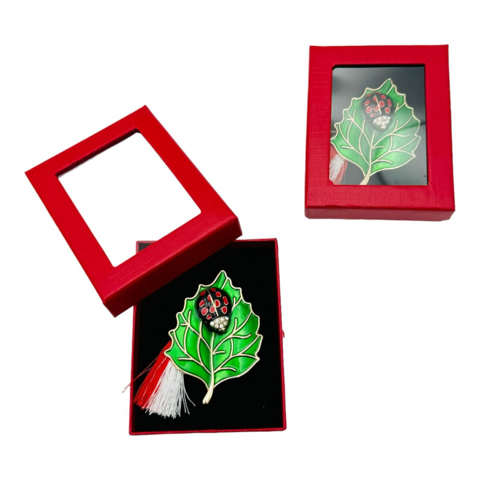 Brosa Martisor Gargarita pe Frunza, marime mare, ambalata in cutie rosie, 8.5×6.5×2.5cm,   [6]