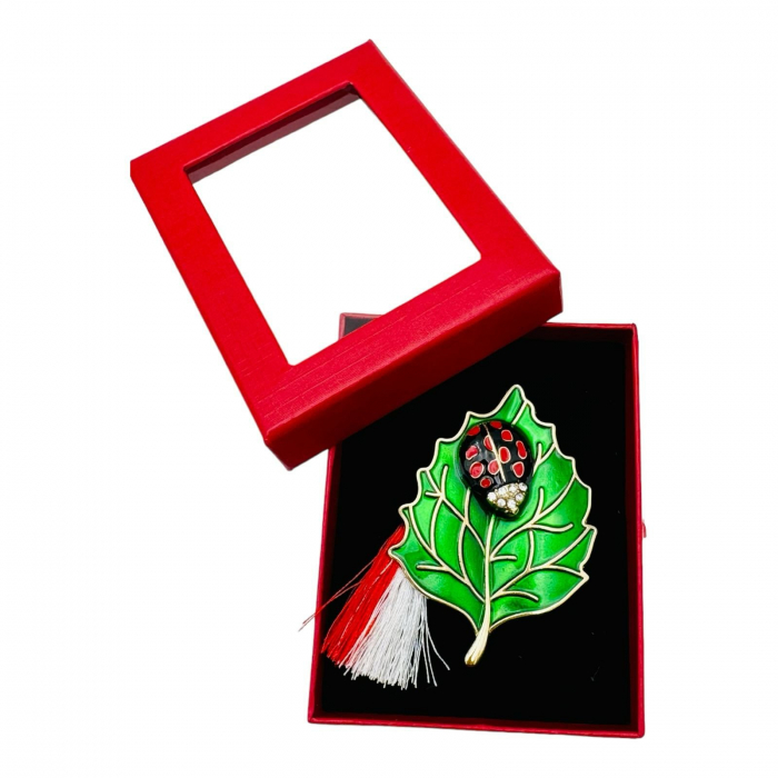 Brosa Martisor Gargarita pe Frunza, marime mare, ambalata in cutie rosie, 8.5×6.5×2.5cm,   [4]