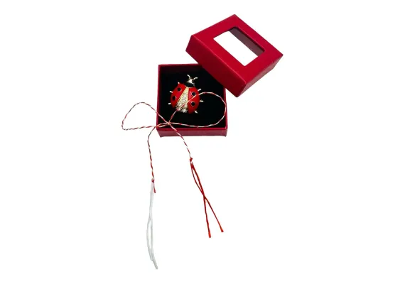 Brosa Martisor in cutiuta cu fereastra, 5×5cm, Gargarita Norocoasa, model 2025,   [1]