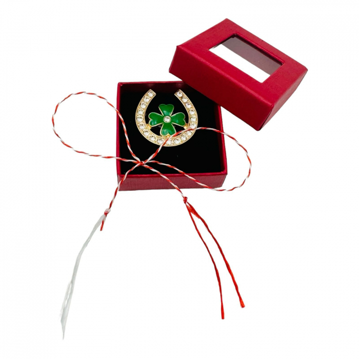 Brosa Martisor in cutiuta cu fereastra, 5×5cm, Potcoava Norocoasa, model 2025,   [2]