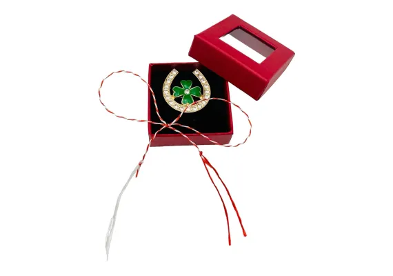 Brosa Martisor in cutiuta cu fereastra, 5×5cm, Potcoava Norocoasa, model 2025,   [1]