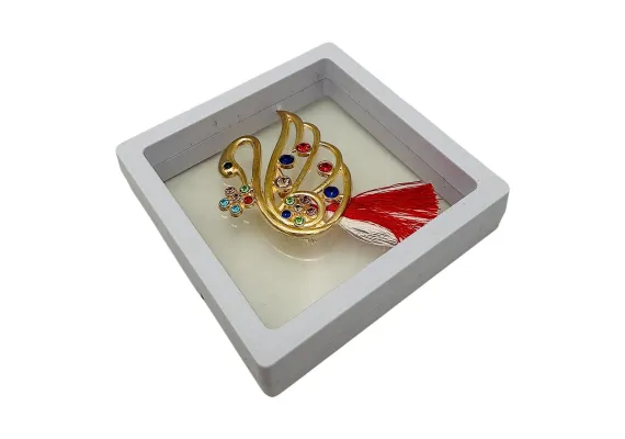 Brosa Martisor, Lebada Deosebita in cutie cu expunere 3D (alb/negru), 8.5×8.5×2cm  [1]