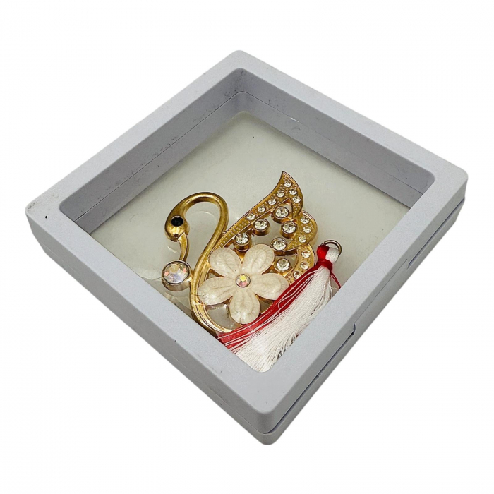 Brosa Martisor, Lebada Deosebita in cutie cu expunere 3D (alb/negru), 8.5×8.5×2cm  [2]